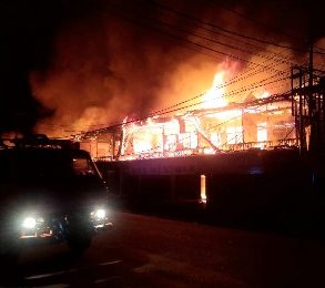 25 Ruko di Pasar Bodok Hangus Terbakar, Dugaan Sementara Ini Penyebabnya – Radar Kalbar