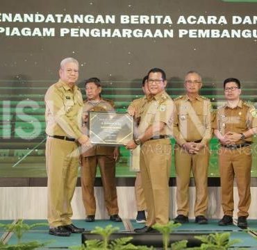 Pemkab Sanggau Raih Penghargaan Pembangunan Daerah Tahun 2024 Terbaik Tingkat Kabupaten se-Kalbar