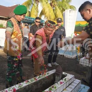 Pj. Bupati Sanggau Melaksanakan Ziarah Makam Pangsuma Dalam Rangka Hari Jadi Kota Sanggau Ke-408