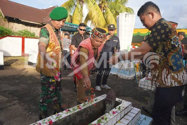 Pj. Bupati Sanggau Melaksanakan Ziarah Makam Pangsuma Dalam Rangka Hari Jadi Kota Sanggau Ke-408