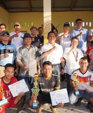 PJ Bupati Sanggau Tutup Turnamen Bola Mimi Monto’k Cup 2024 Desa Entakai