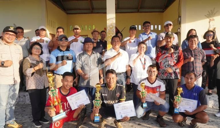 PJ Bupati Sanggau Tutup Turnamen Bola Mimi Monto’k Cup 2024 Desa Entakai