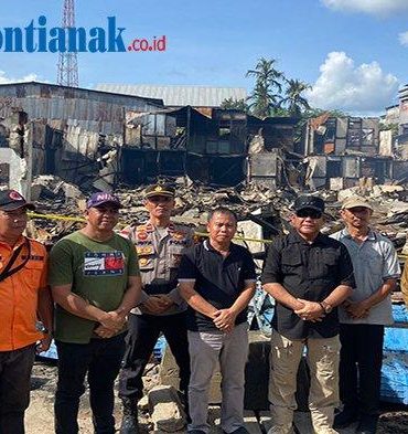 Tinjau Lokasi Kebakaran Puluhan Ruko di Bodok, Pj Bupati Sanggau : Pemda Akan Beri Bantuan Sembako