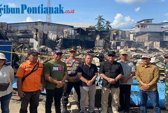 Tinjau Lokasi Kebakaran Puluhan Ruko di Bodok, Pj Bupati Sanggau : Pemda Akan Beri Bantuan Sembako