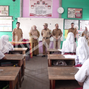 Pj. Bupati Sanggau Tinjau Pelaksanaan Ujian SD dan SMP Kabupaten Sanggau