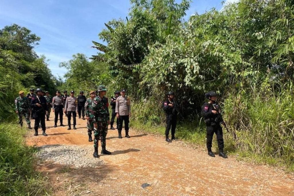 Satgas Pamtas dan Brimob patroli sejumlah titik di Entikong perbatasan RI-Malaysia