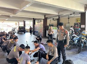 Kegiatan Latihan Bongkar Pasang Senjata Dalam Rangka Paningkatan Kemampuan Personel Sat Samapta Polres Sanggau