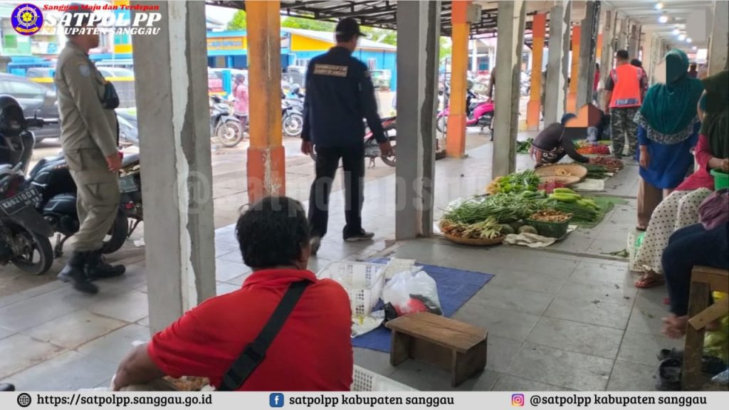 Bersama Disperindagkop, Satpol PP Kabupaten Sanggau melakukan Penertiban dan Penataan Pedagang di Pasar Jarai Sanggau – Beranda