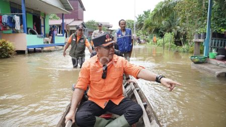 Penjabat Bupati Sanggau Serahkan Bantuan Kepada Korban Banjir Di Desa Sosok dan Menyabo Kecamatan Tayan Hulu