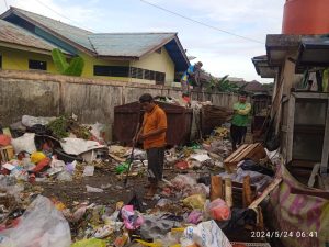 Libur Panjang Hari Waisyak, Petugas Kebersihan DLH Sanggau jaga Sampah – Dinas Lingkungan Hidup