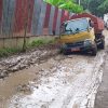MUSIM HUJAN, OPERASIONAL ANGKUTAN SAMPAH TERHAMBAT MOBIL SERING AMBLAS – Dinas Lingkungan Hidup