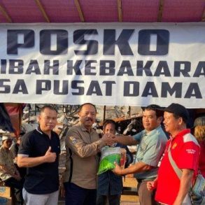Ketua DAD Sanggau Serahkan Bantuan ke Warga Terdampak Kebakaran di Desa Pusat Damai