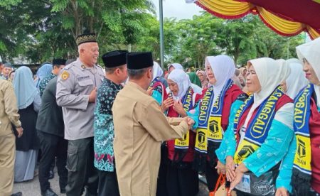 Ribuan Warga Sanggau Lepas Keberangkatan Jemaah Calon Haji