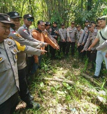 Polsek Sekayam Gelar Patroli Jarak Jauh dan Lakukan Pengecekan Tapal Batas Indonesia - Malaysia