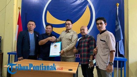 Cok Hendri Ramapon Kembalikan Berkas Pendaftaran Sebagai Bacalon Wabup di DPD NasDem Sanggau