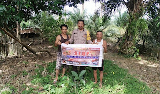 Bhabinkamtibmas Polsek Mukok Sosialisasikan Pencegahan Karhutla dengan Banner