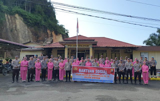 Pemberian Bantuan Sosial oleh Polsek Sekayam kepada Pelajar Kurang Mampu di Perbatasan RI-Malaysia dalam Rangka HUT Bhayangkara ke-78