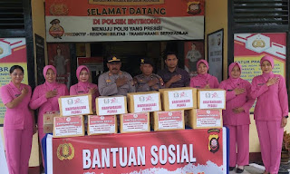 Polsek Entikong beserta Bhayangkari Salurkan Bansos Kepada Warga Kurang Mampu