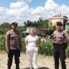 Anggota Polsek Entikong Gelar Patroli Dialogis Siang Hari bersama Warga