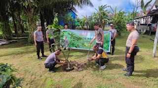 Penanaman Pohon Sambut Hari Bhayangkara Ke-78 di Polsek Meliau