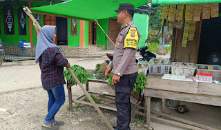 Bhabinkamtibmas Polsek Sekayam Sambangi Warga Desa Lubuk Sabuk