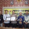 KPU dan Bawaslu Sanggau Serahkan Piagam Penghargaan ke Polda dan Polres