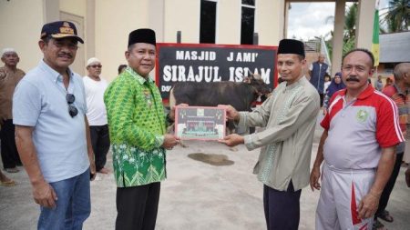 Pj Bupati Sanggau Serahkan Hewan Kurban ke Masjid Jami