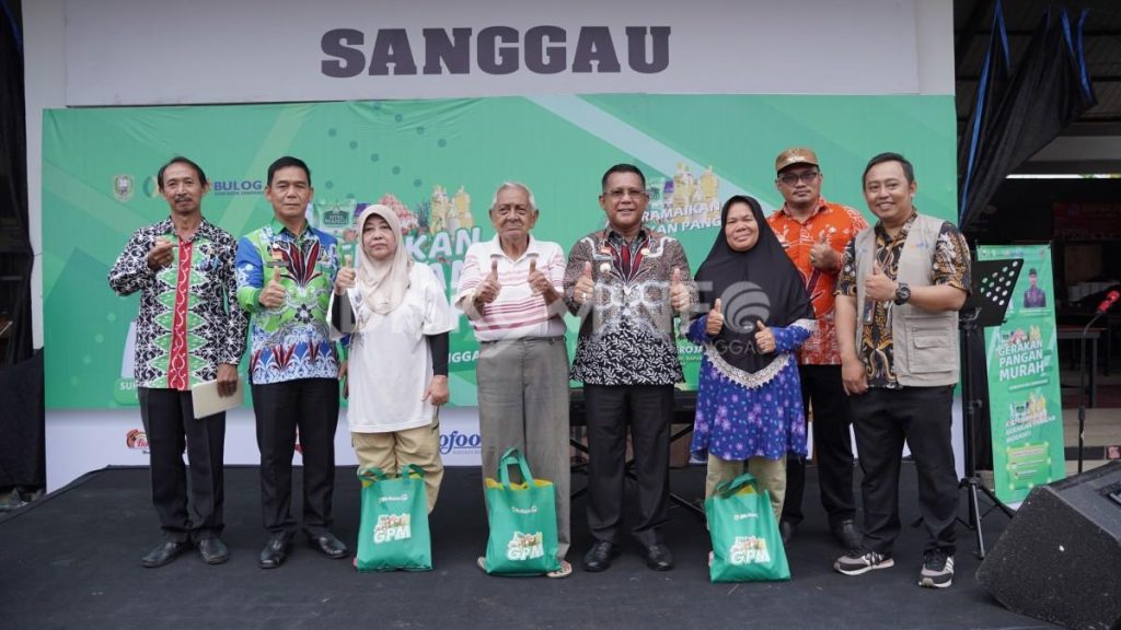 Penjabat Bupati Sanggau Resmi Membuka Gerakan Pangan Murah di Pasar Seroja Sanggau