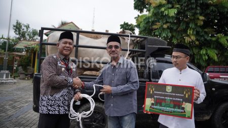 Jelang Hari Raya Idul Adha 1445 H Pj Bupati Sanggau Serahkan Bantuan Hewan Qurban