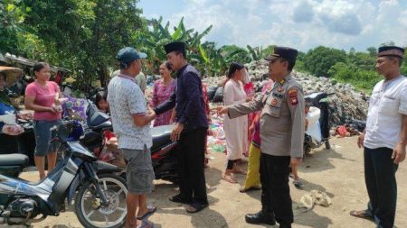 Polres Sanggau Bagikan 50 Kantong Daging Kurban ke Warga Slum Area TPA Sungai Kosak