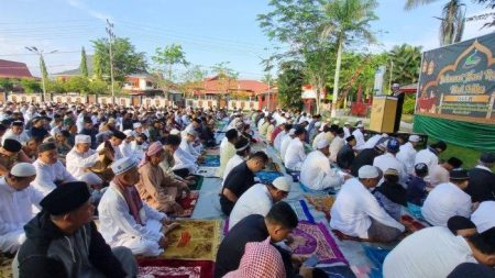 Ribuan Umat Muslim di Sanggau Laksanakan Sholat Idul Adha di Halaman Kantor Bupati