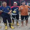 Damkar Sanggau Evakuasi Seekor Ular yang Masuk ke Rumah Warga