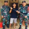 Satgas Pamtas Pos Segumon Terima Senpi Rakitan Boomen Sukarela dari Warga Desa Lubuk Sanggau