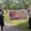 Anggota Polsek Kembayan Sosialisasikan Pencegahan Karhutla melalui Patroli Dialogis