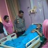 Kapolres Sanggau Tunjukkan Kepedulian dengan Menjenguk Anggota yang Dirawat di Rumah Sakit*