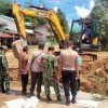 Wujud Kebersamaan, Babinsa Koramil 1204/20 Jangkang Terjun Bersama Kerja Bakti – Radar Kalbar
