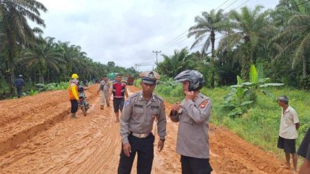 Kapolres Sekadau Tinjau Kemacetan di Jalan Sekadau-Sanggau, Pengaturan Lalin Dilakukan Sejak Malam