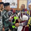 Penjabat Bupati Sanggau Sambut Kedatangan Jama’ah Haji Kabupaten Sanggau di Batam – RSUD Kab. Sanggau