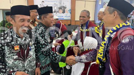 Penjabat Bupati Sanggau Sambut Kedatangan Jama’ah Haji Kabupaten Sanggau di Batam – RSUD Kab. Sanggau