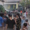 Cuaca Panas, UPK Merah Putih Kelurahan Ilir Kota Sanggau Semprot Atap Warga