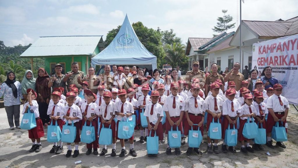 Penjabat Bupati Sanggau Menghadiri Kampanye Gemar Makan Ikan di Desa Sungai Batu