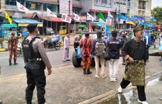 Personil Polres Sanggau Amankan Deklarasi Pasangan Calon Bupati dan Wakil Bupati Jhon Hendri-Usman