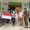 Polsek Sekayam Bagikan Bendera Merah Putih Kepada Masyarakat Perbatasan untuk Semarakkan HUT RI ke-79