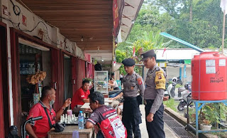 Anggota Polsek Entikong Sampaikan Pesan Penting dalam Patroli Dialogis