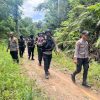 Patroli Jarak Jauh (PJJ) Kompi 3 Sanggau Batalyon A Pelopor Satbrimob Polda Kalbar bersama Personil Polsek Entikong