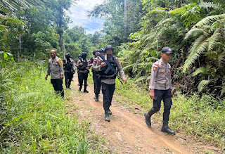 Patroli Jarak Jauh (PJJ) Kompi 3 Sanggau Batalyon A Pelopor Satbrimob Polda Kalbar bersama Personil Polsek Entikong