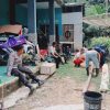 Bhabinkamtibmas Polsek Sekayam Ikuti Gotong Royong Perbaiki Jembatan Rusak di Desa Balai Karangan