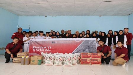 Sambut HUT RI dan Hari Pengayoman, Imigrasi Kelas II TPI Entikong Gelar Bakti Sosial