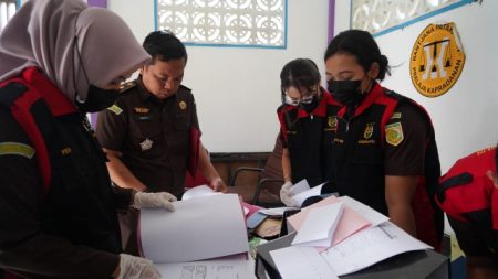 Buntut Dugaan Korupsi Tera Ulang Timbangan, Tim Penyidik Kejari Geledah Kantor Disperindagkop UM Sanggau – Radar Kalbar