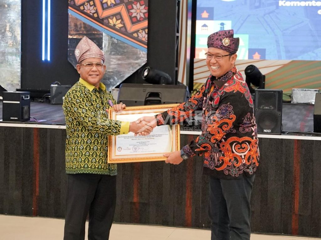 Penjabat Bupati Sanggau Hadiri Acara Welcoming Dinner dan Menerima Penganugerahan dari Kementerian Desa